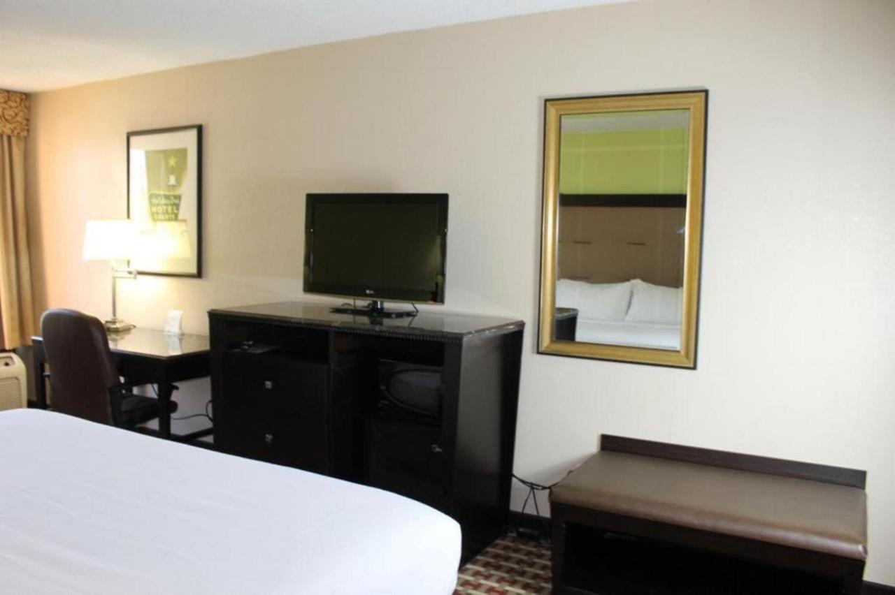 Ramada By Wyndham Gainesville Eksteriør bilde